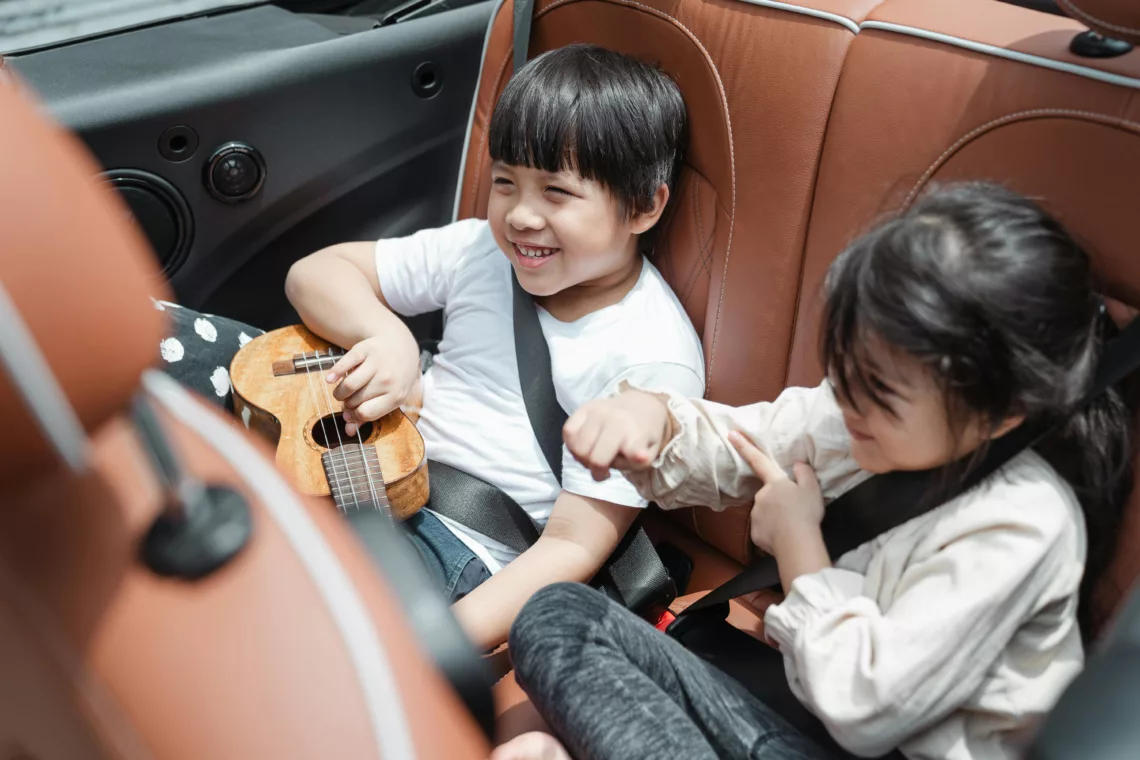 2 enfants jouent en voiture